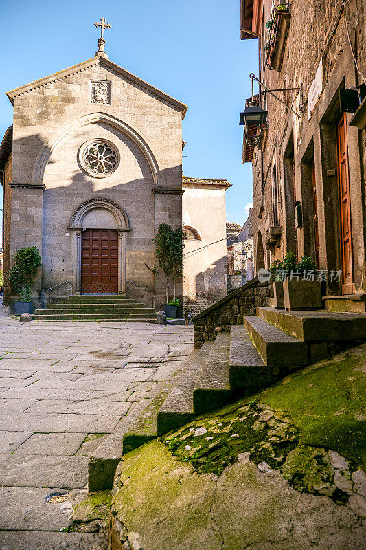 圣佩莱格里诺教堂位于中世纪意大利中部的维特博中心