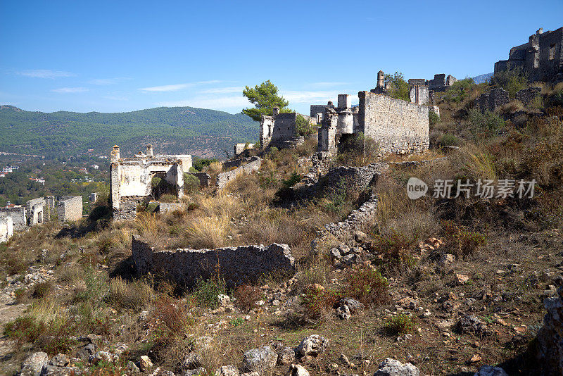 希腊鬼村Kayakoy山坡上的古老废墟