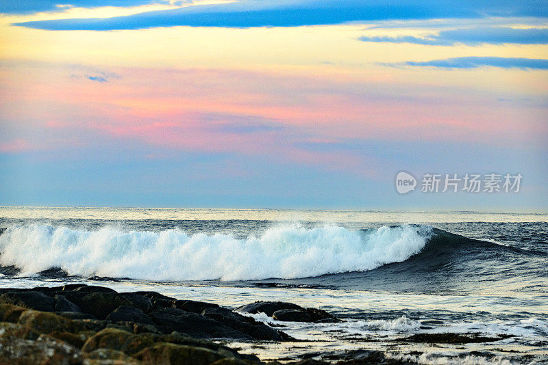 挪威北部罗弗敦群岛的海浪拍打着Austvagoy海岸