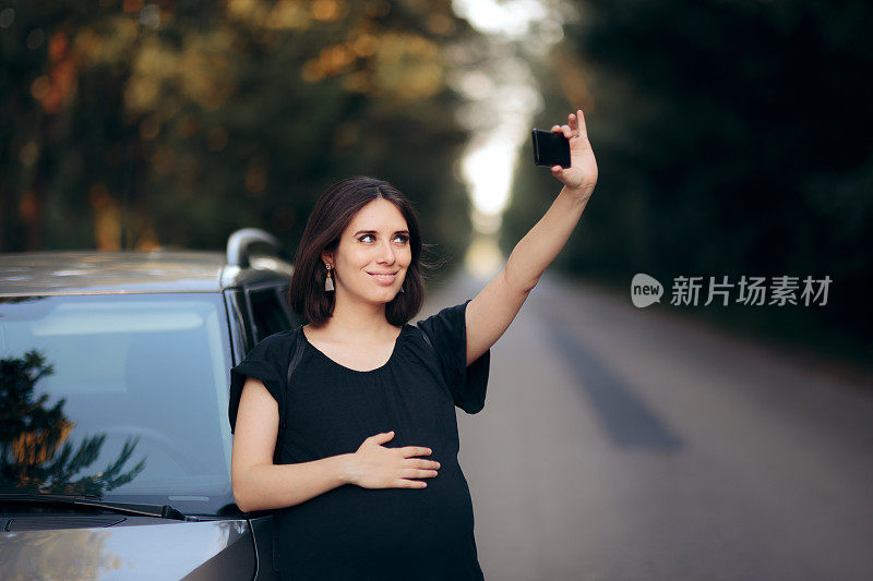 怀孕女性旅行者在汽车旅行中自拍