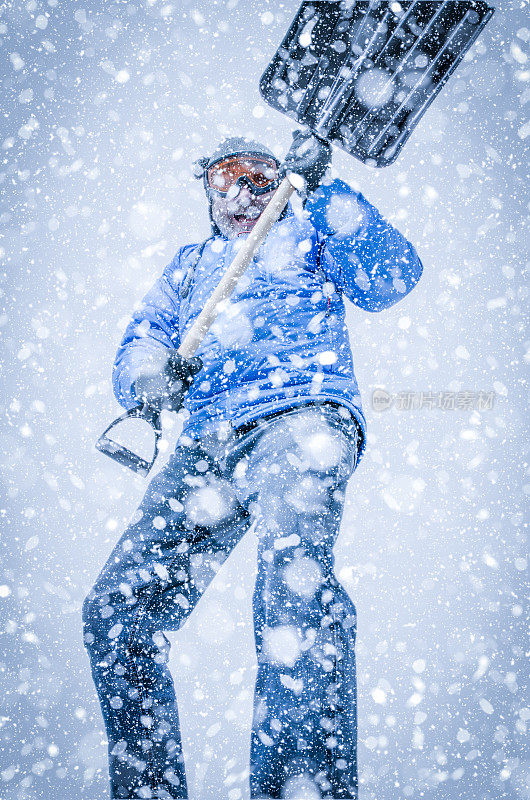 在暴风雪中戴着护目镜和铲子的人