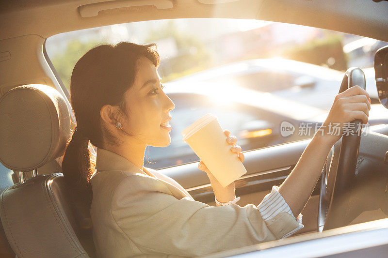 开车喝咖啡的青年女人