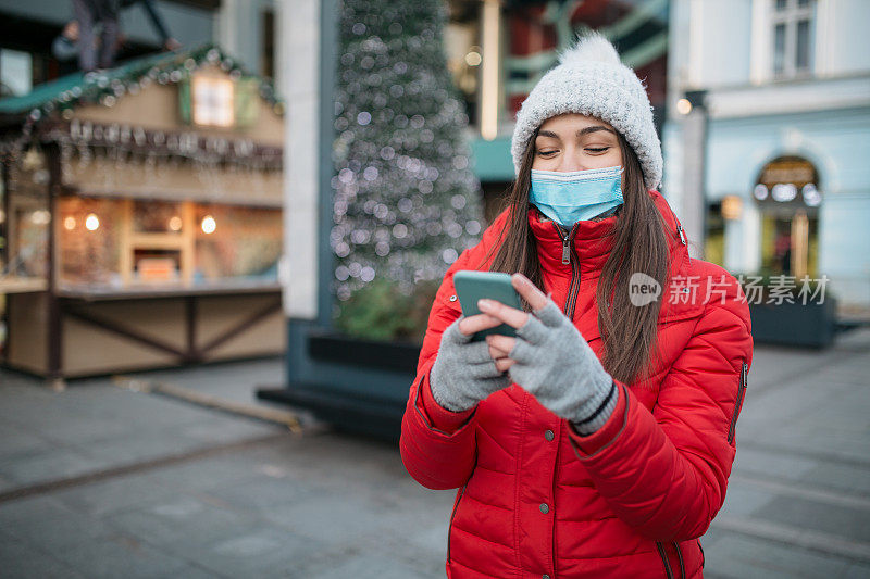 年轻的白人女人在用智能手机