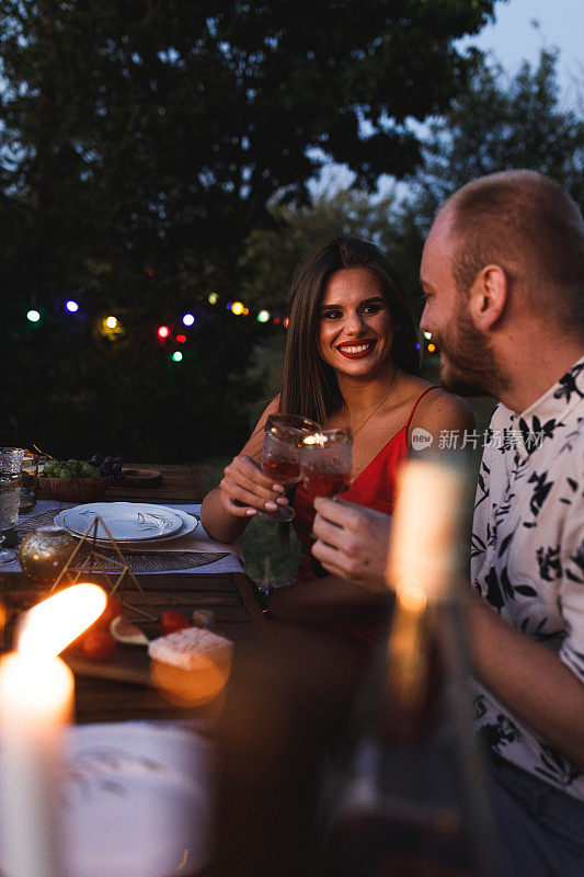 一对年轻夫妇在自家后院享受浪漫晚餐