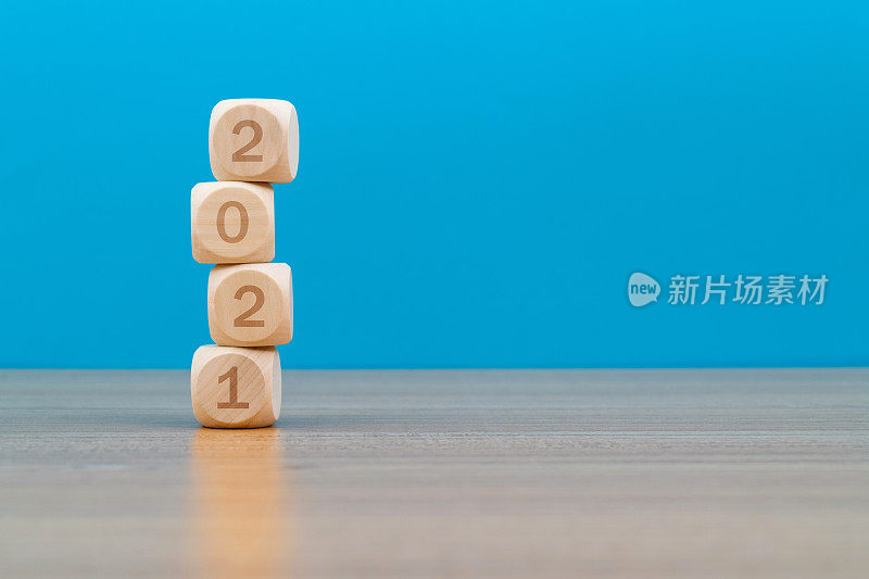 摆在桌上的是2021号木块