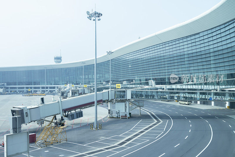 内部道路、旅客登机桥和机场候机楼