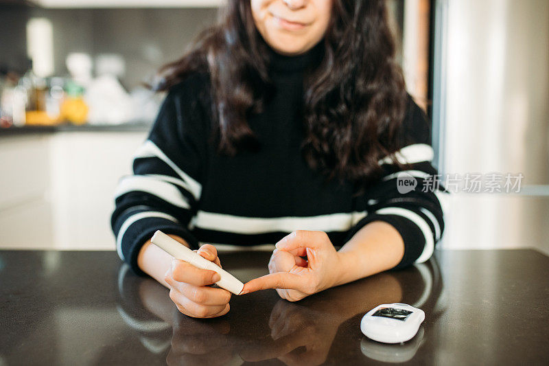 女性测量血糖水平