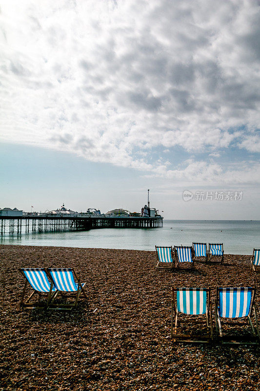 英国东苏塞克斯布莱顿海滩的躺椅