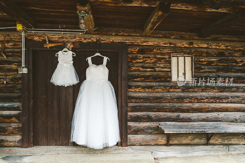 谷仓上挂着的两件婚纱