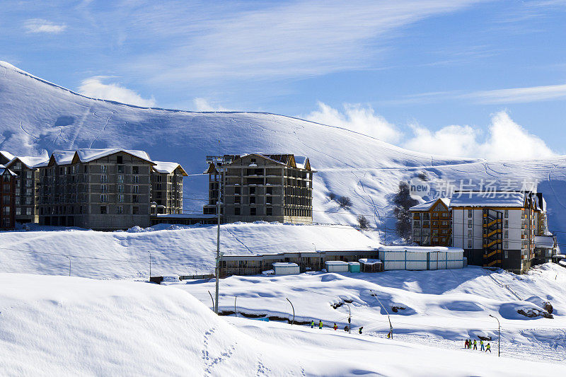 滑雪场，雪山和旅馆。