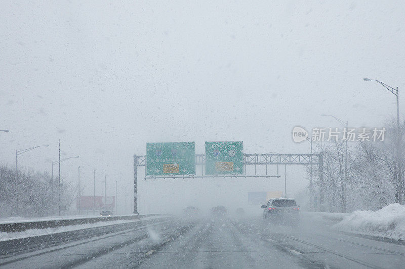 暴风雪期间高速行驶的多车道高速公路