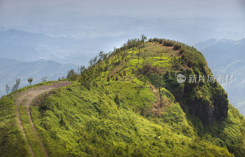 泰国碧差汶的福塔柏克，早上在山顶上看到的弯道。