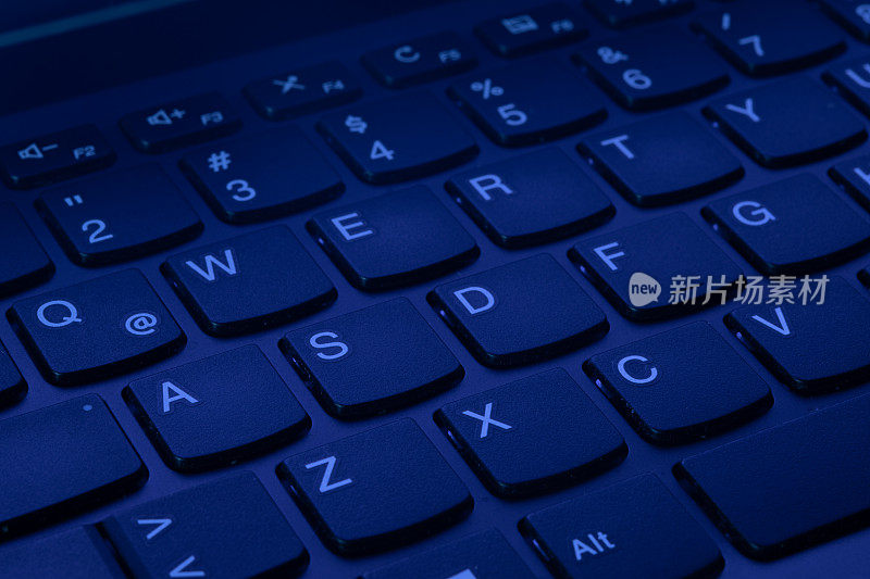 QWERTY紫外线紫外光照射下的笔记本电脑键盘按键