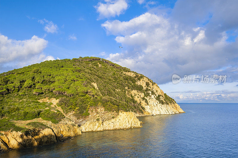 厄尔巴岛(意大利托斯卡纳群岛)的海岬恩fola