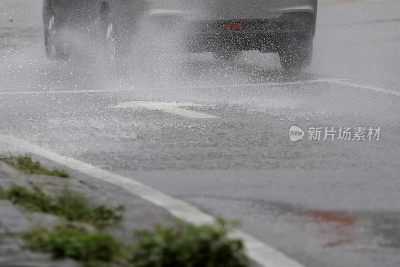 雨水溅