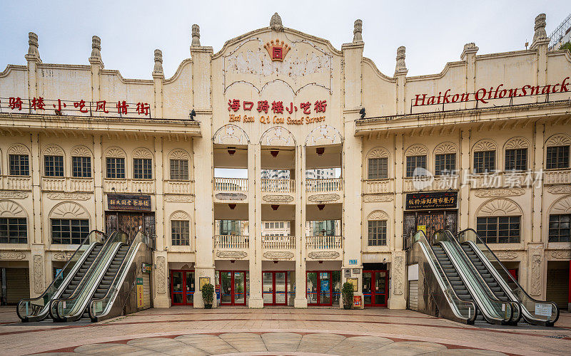 海口七楼小吃街的正面入口视图与老建筑和标志在海口海南中国
