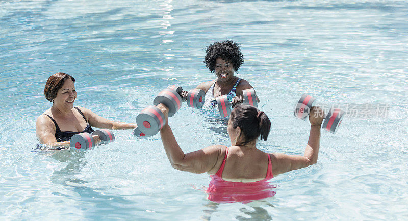 三个老年妇女在做水上有氧运动