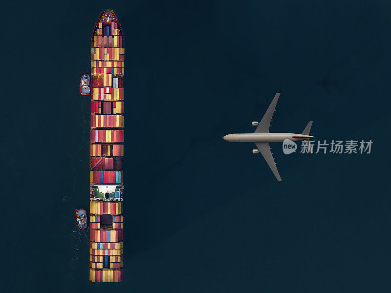 货机在海上集装箱船上空飞行。