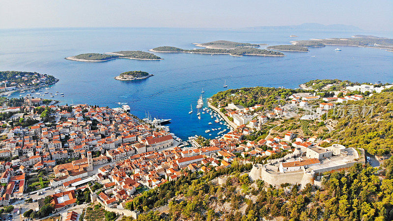 克罗地亚赫瓦尔镇鸟瞰图，以Paklinski岛为背景