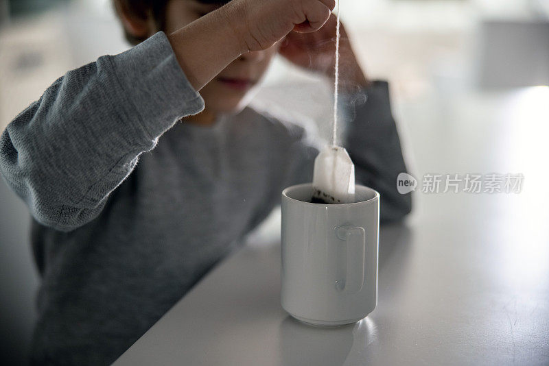 小男孩泡一杯茶