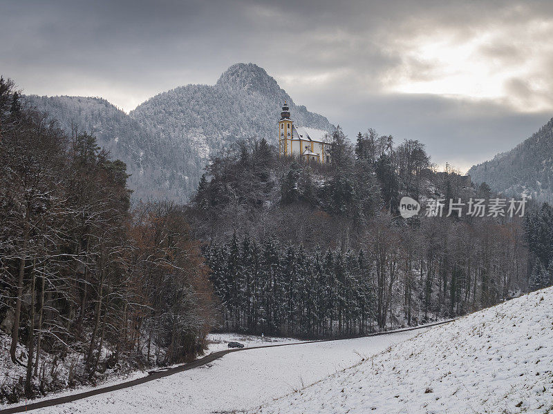 德国巴伐利亚州卡尔施泰因冬季阿尔卑斯山山顶上的教堂。