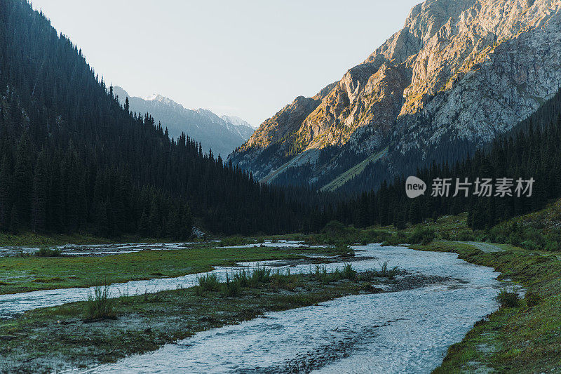 夏日的日出在吉尔吉斯斯坦的荒野山谷