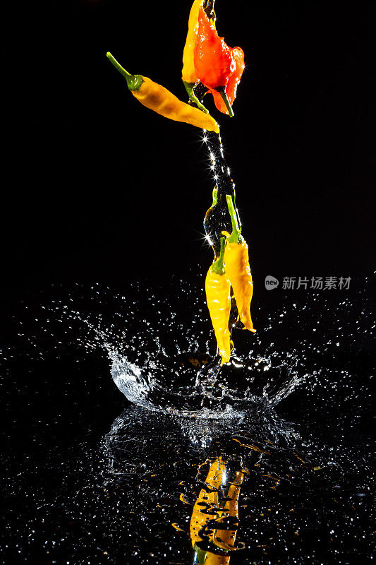 不同种类的辣椒与水一起落下,溅起水花