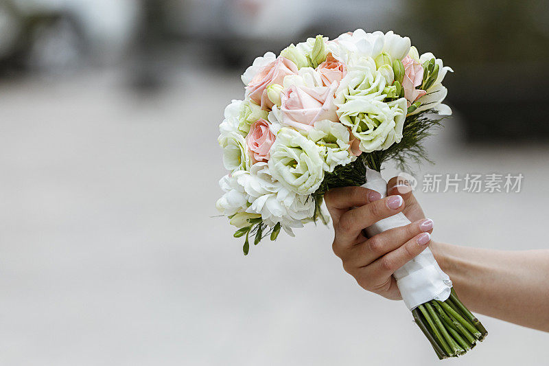 新娘在婚礼当天捧着一束花