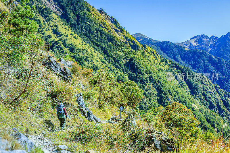 女徒步旅行者在玉山漫步