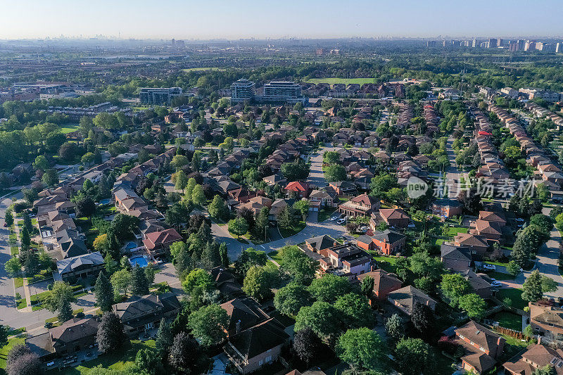 加拿大沃恩，伍德布里奇，伊斯灵顿大街的住宅分区鸟瞰图，独立和复式住宅