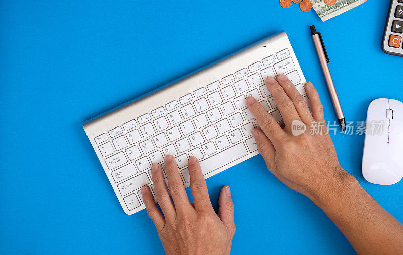 男士在办公室或家中使用个人电脑的键盘，既适合自由职业者，也适合办公内容。