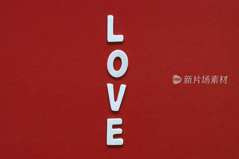 自制DIY简单的情人节卡片设计图像在红色背景上剪出白色字母，手工浪漫的问候卡，爱的信息，复制空间