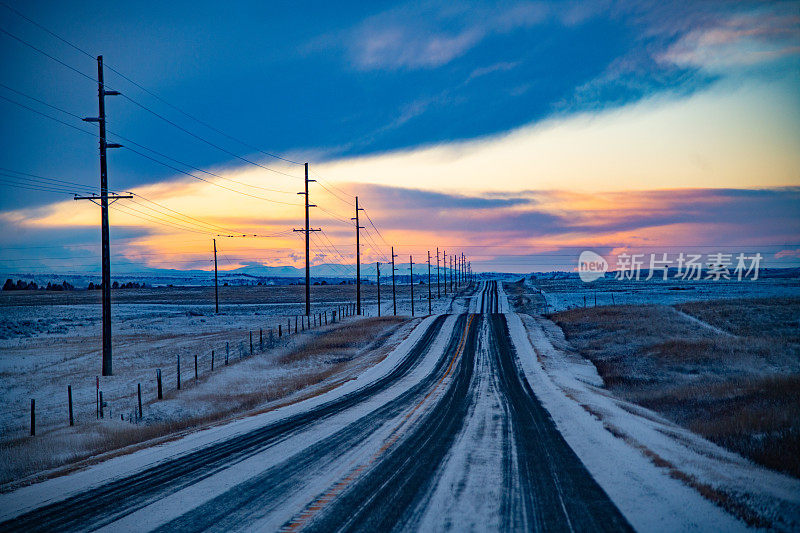 日落时分，积雪覆盖了穿过蒙大拿山区的2车道公路