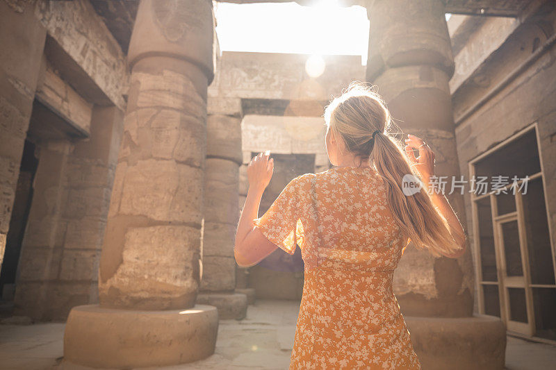 妇女探索埃及的古代寺庙