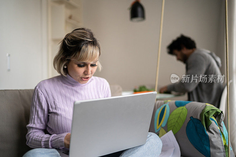 女人在家里使用笔记本电脑