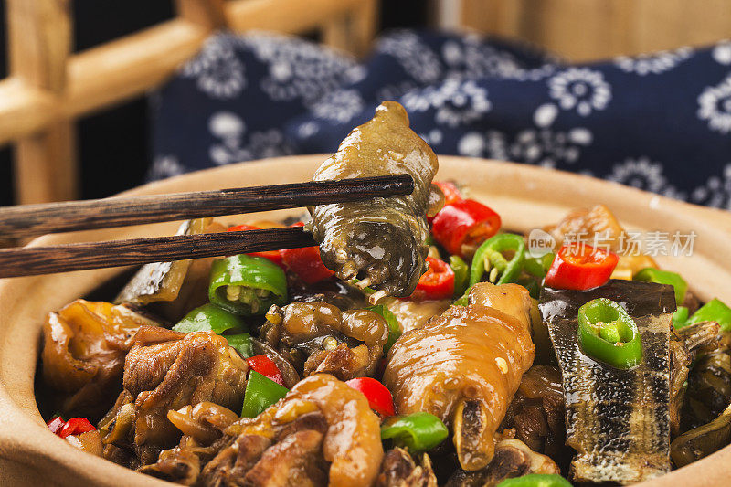 美味的中国菜，软甲鱼炖鸡锅