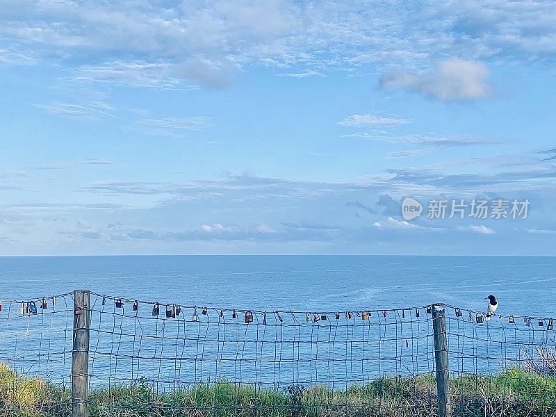 海岬海景与愿望锁栅栏