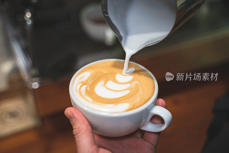 咖啡师做咖啡杯拿铁艺术股票照片
