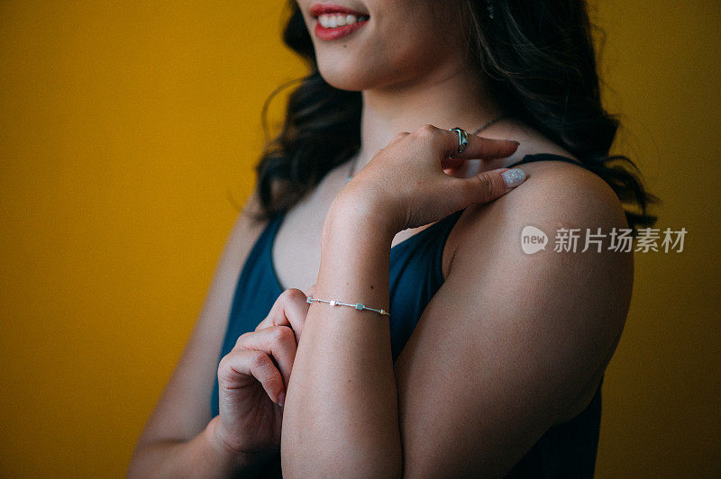 美丽的亚洲女人的肖像穿着一套时髦的珠宝，钻石戒指，项链，手镯和耳环