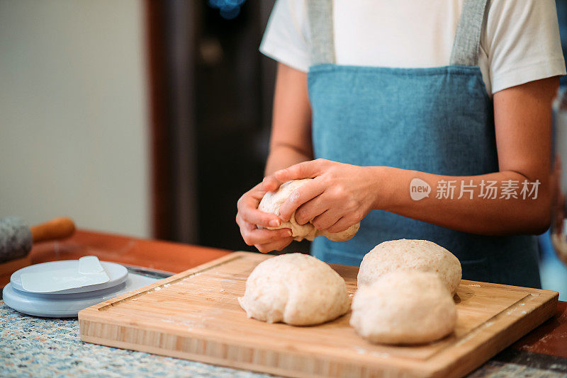 亚洲华人面包师在厨房准备生面团