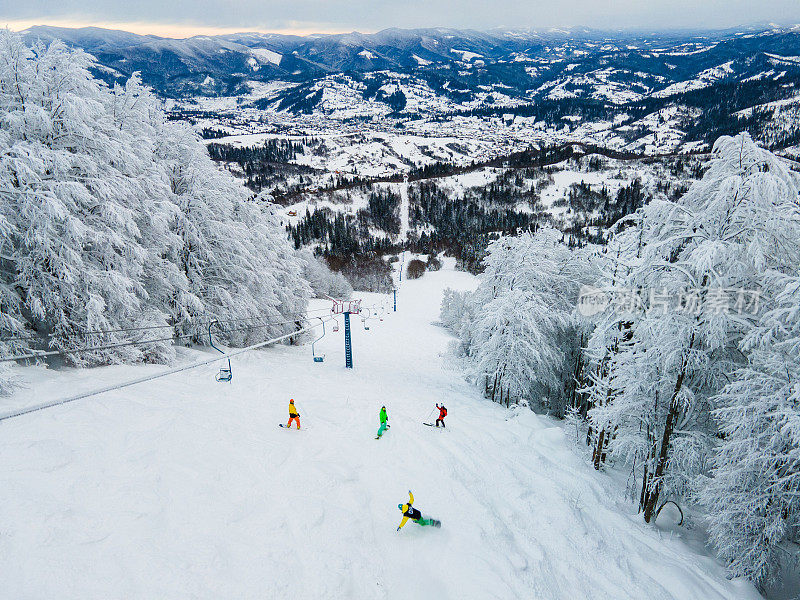 鸟瞰图，滑雪板免费骑手在滑雪坡