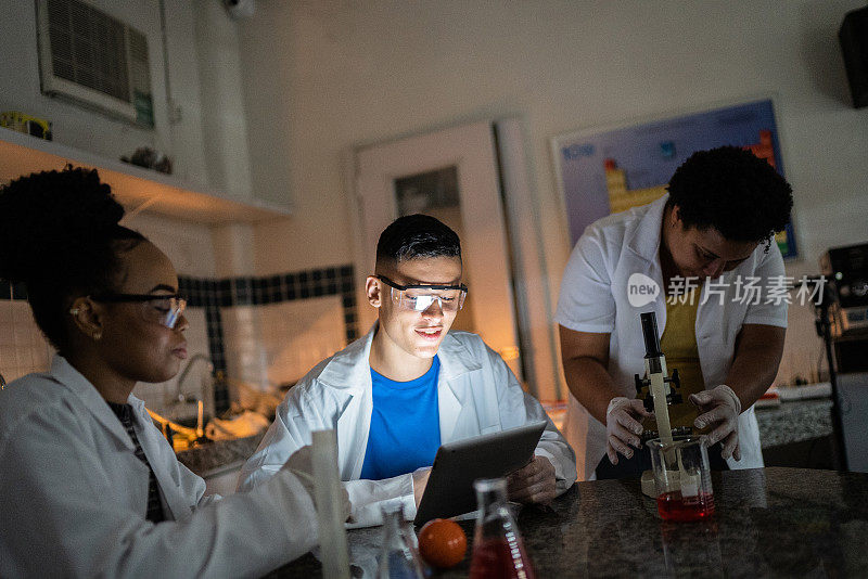 化学老师在学校或大学的实验室里教学生