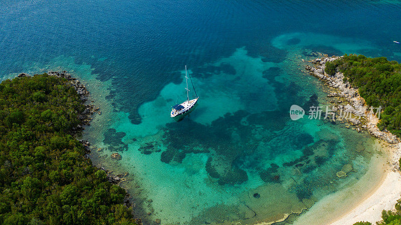 鸟瞰地中海沿岸的美景