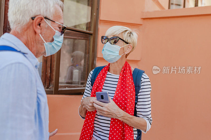 老年夫妇带着防护口罩出行