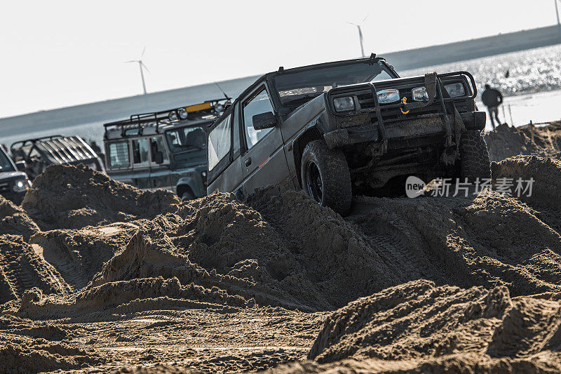 沙滩上的越野卡车和其他4X4车辆