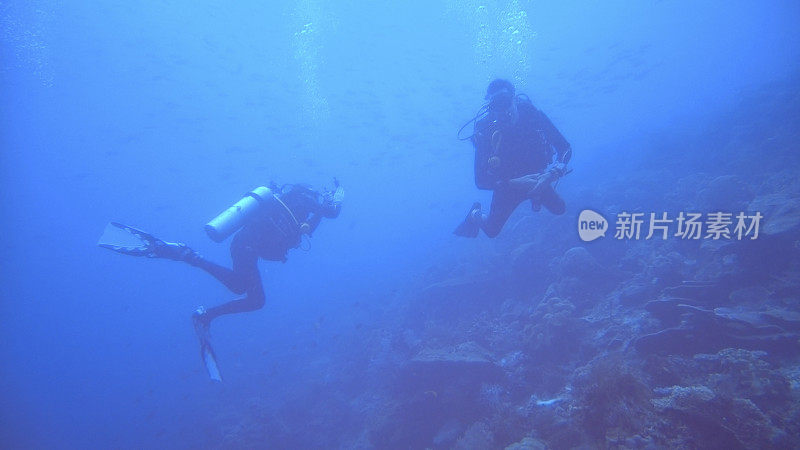 水下的看法，男子潜水附近的礁石