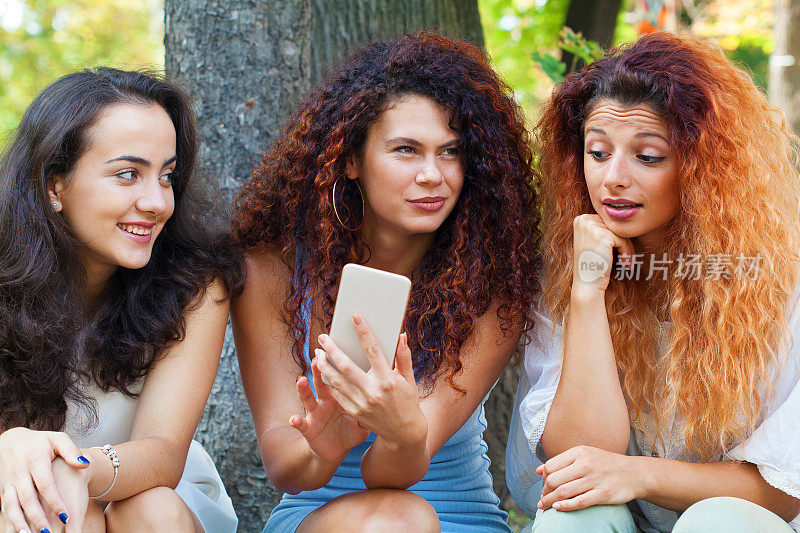 年轻女性查看社交媒体