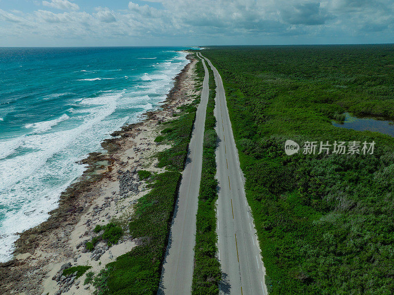 日落时分，在卡门岛附近的科苏梅尔岛的道路鸟瞰图