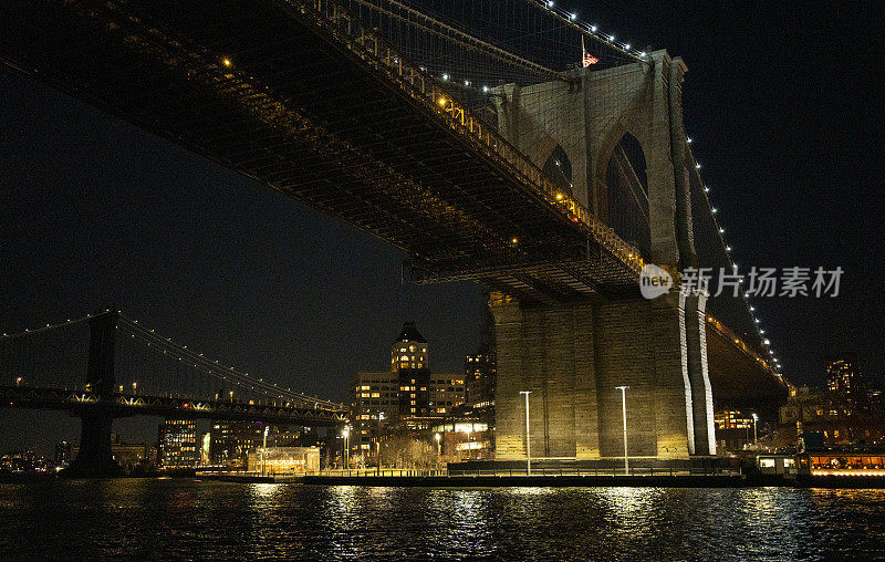 纽约市的布鲁克林大桥在夜间灯火通明