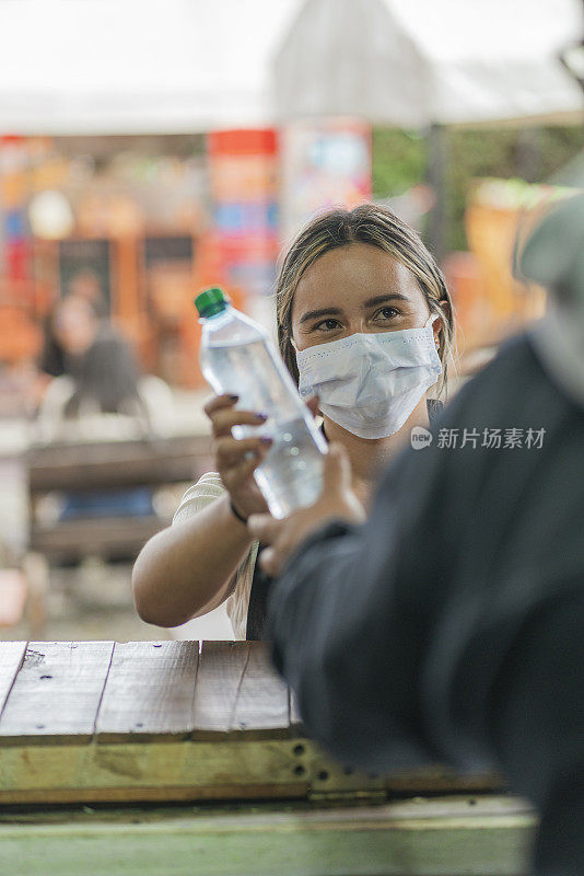 女商人在他的餐车前做帐，在肖像中看着相机